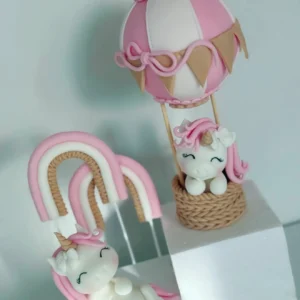 kaks ükssarvikut, kuumaõhupall, kaks vikerkaart